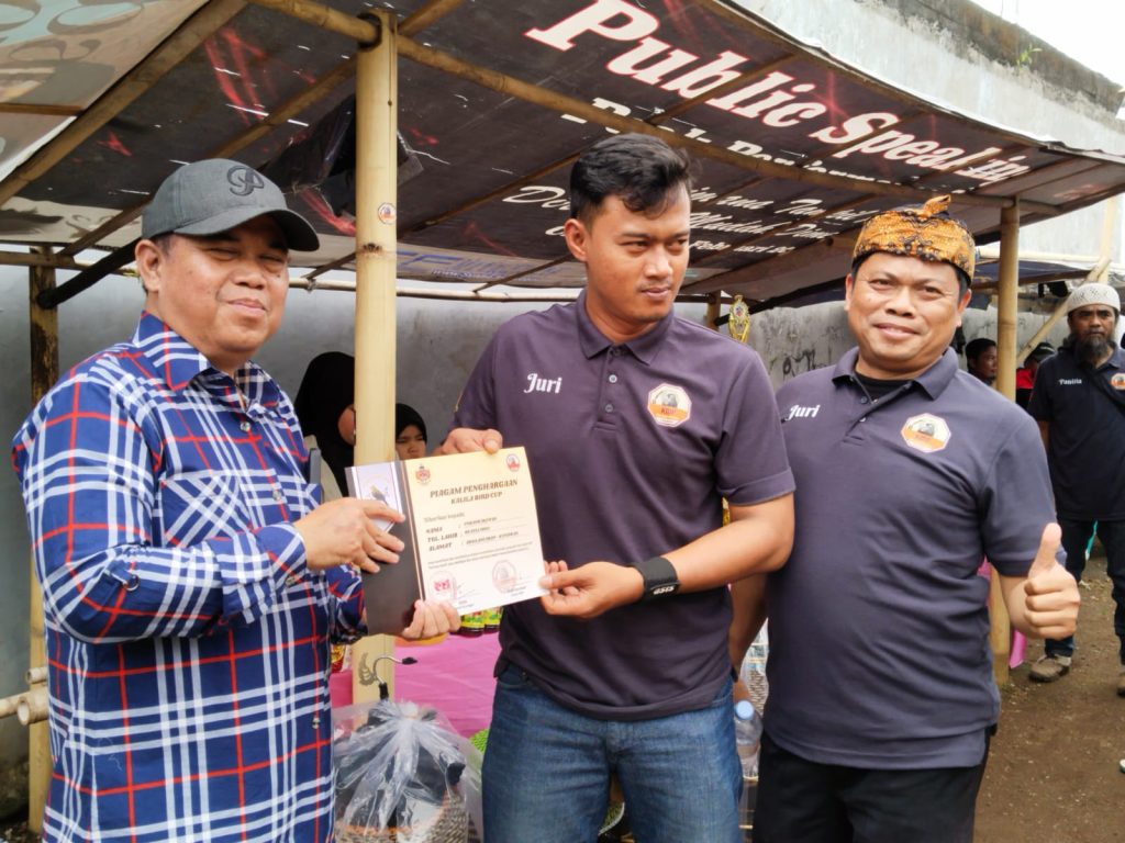 Penyerahan Piagam Juara