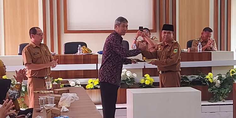 Serah Terima Jabatan Plt Camat Maleber